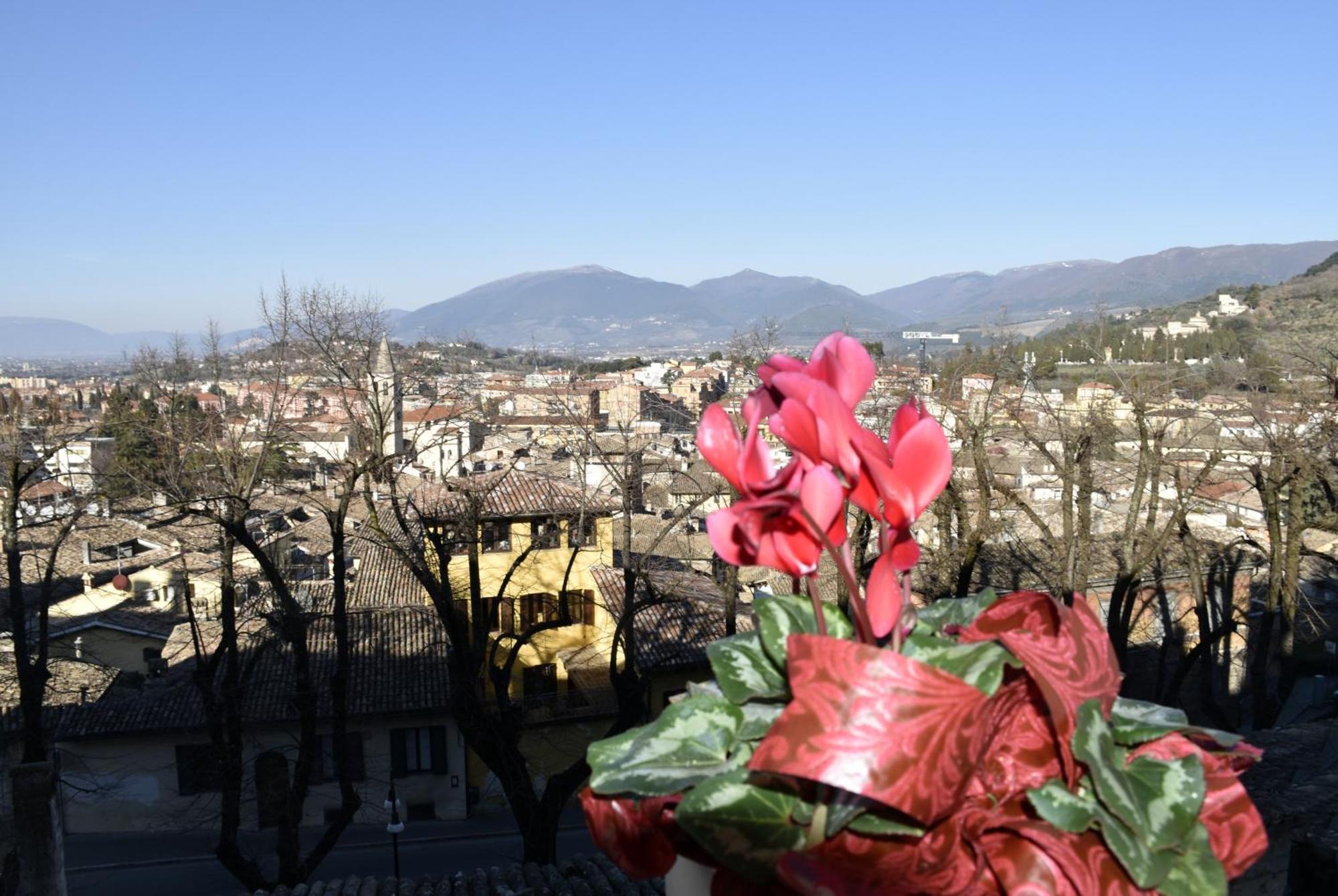 Le Mura Antiche Сполето Экстерьер фото
